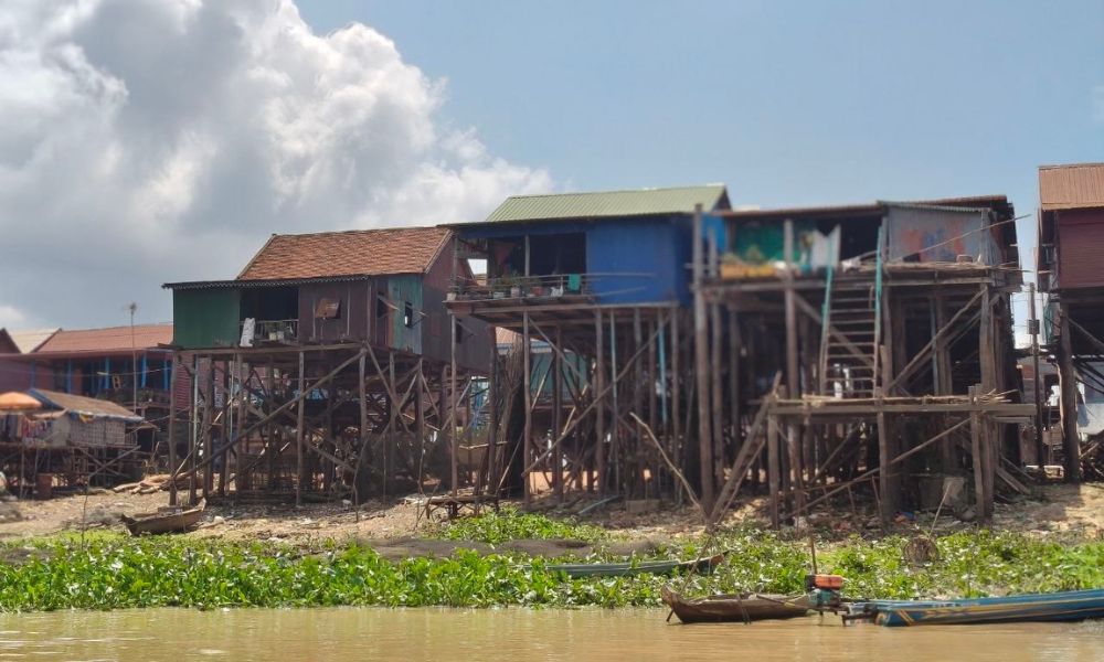 Airport Pick-up & Kampong kleang - Temple tour